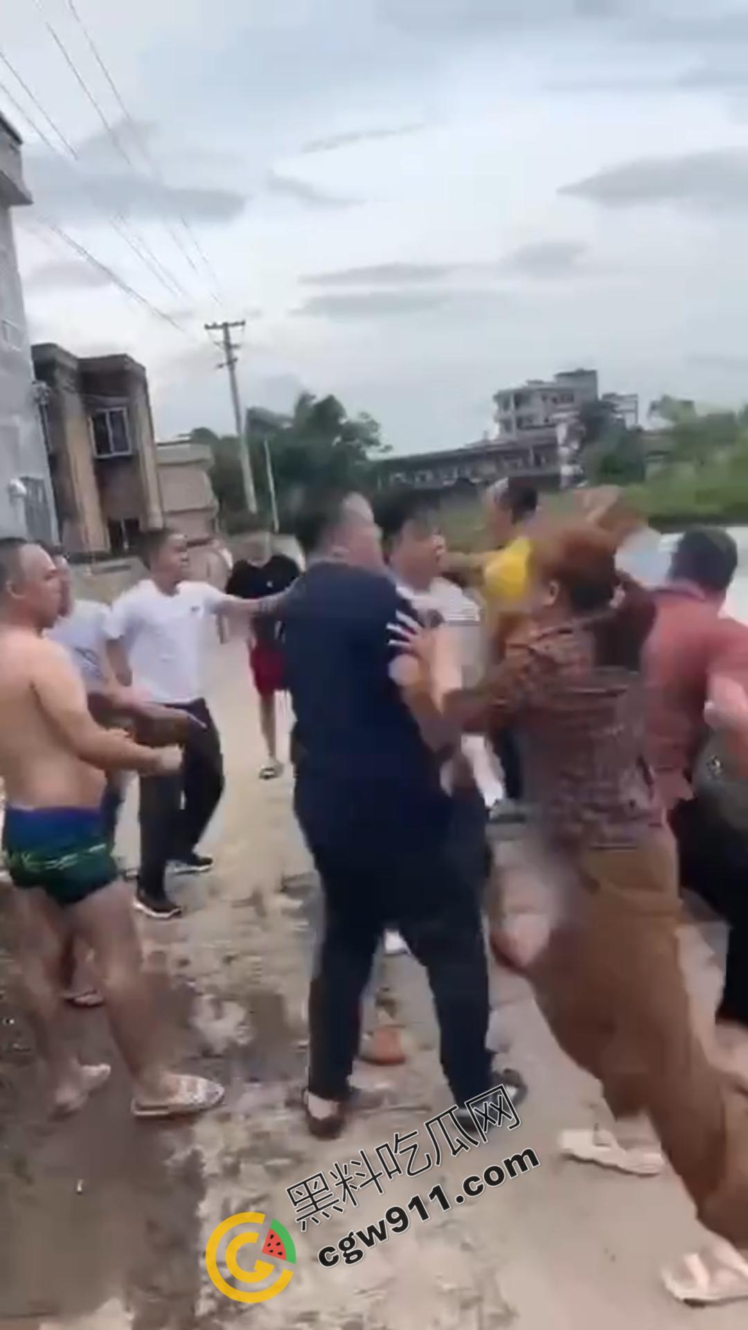 乡村邻里混战！邻居们为一句口拳交相向，现场混乱不堪，拳拳到肉，池塘中的激烈对决不容错过！-2