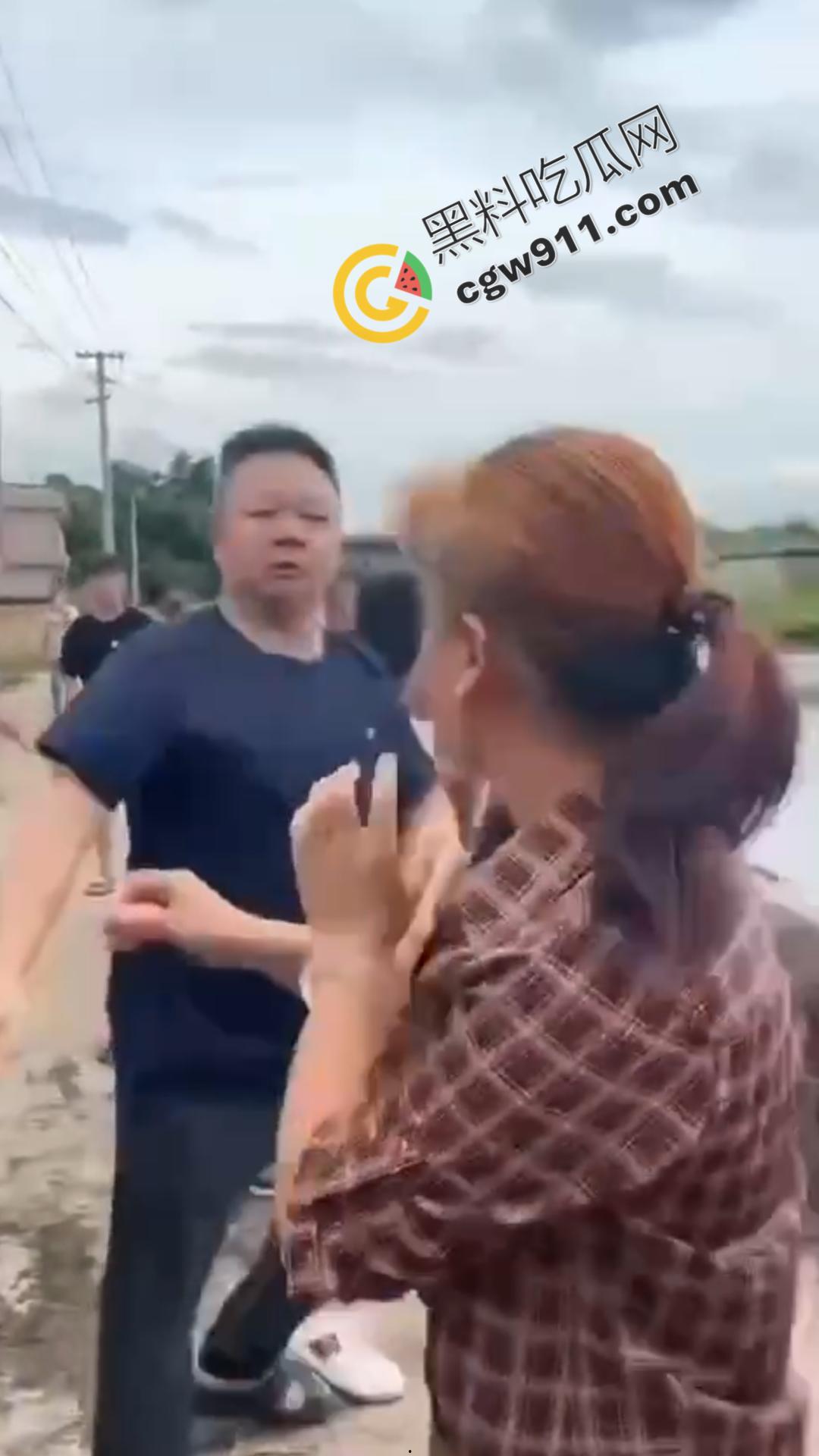 乡村邻里混战！邻居们为一句口拳交相向，现场混乱不堪，拳拳到肉，池塘中的激烈对决不容错过！-3