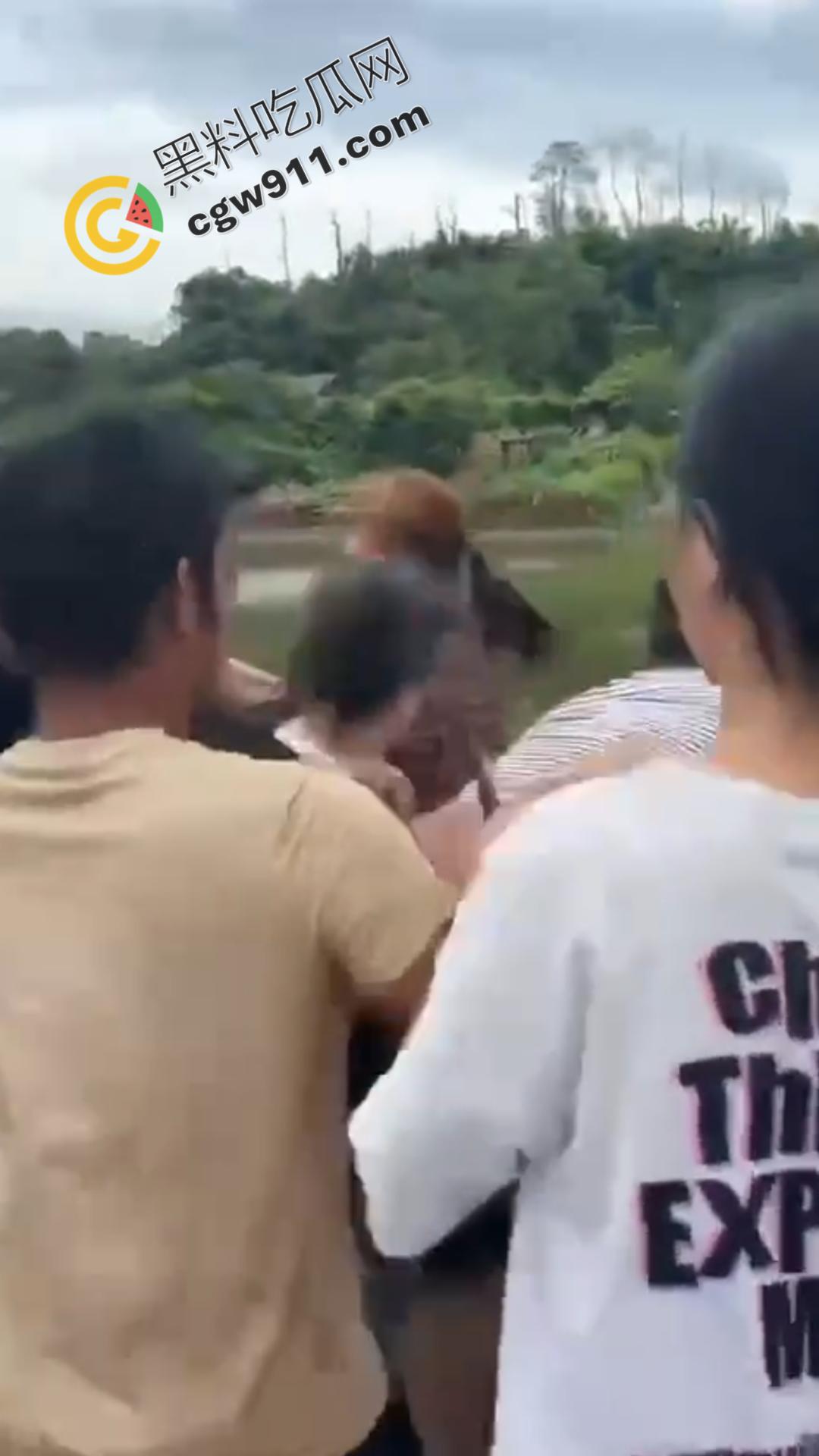 乡村邻里混战！邻居们为一句口拳交相向，现场混乱不堪，拳拳到肉，池塘中的激烈对决不容错过！-4