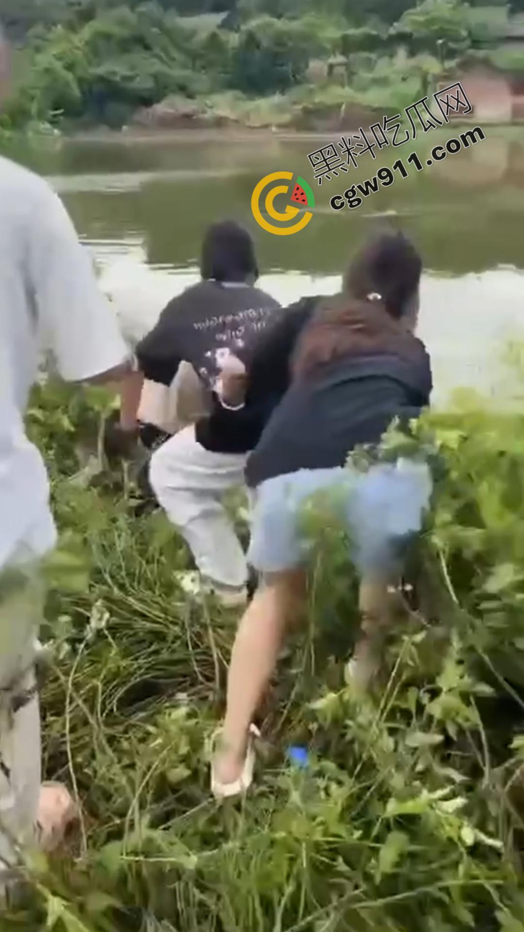 乡村邻里混战！邻居们为一句口拳交相向，现场混乱不堪，拳拳到肉，池塘中的激烈对决不容错过！-6