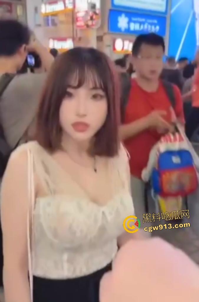 街头击拳测试，路人送丝袜避孕套，骚妹收下直奔酒店后入，肥臀完美炮架，随机撩妹神招下次再继续！-2