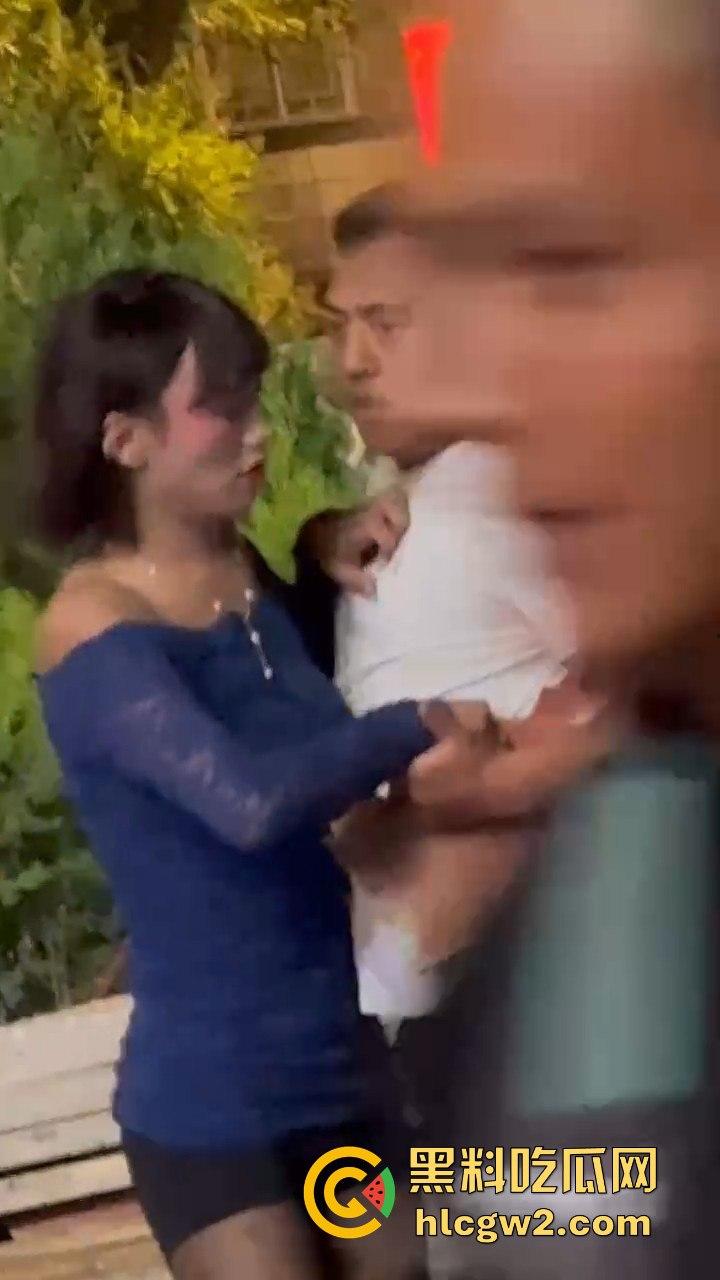 精神小妹怒怼TS小姐姐 黑丝猛女爆发干架场面失控！保安连拉都拉不住，绝对劲爆现场！-8