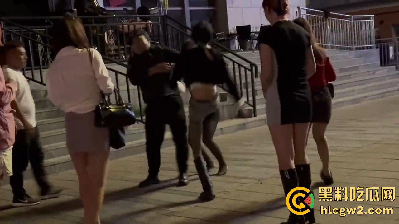 精神小妹怒怼TS小姐姐 黑丝猛女爆发干架场面失控！保安连拉都拉不住，绝对劲爆现场！-9