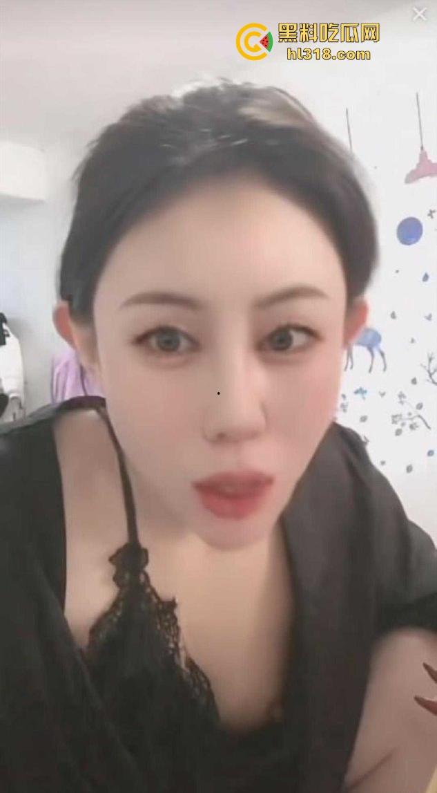 抖音极品网红擦边擦出新高度，真空睡衣直播，为了流量多次露奶子，奶头清晰可见！-6