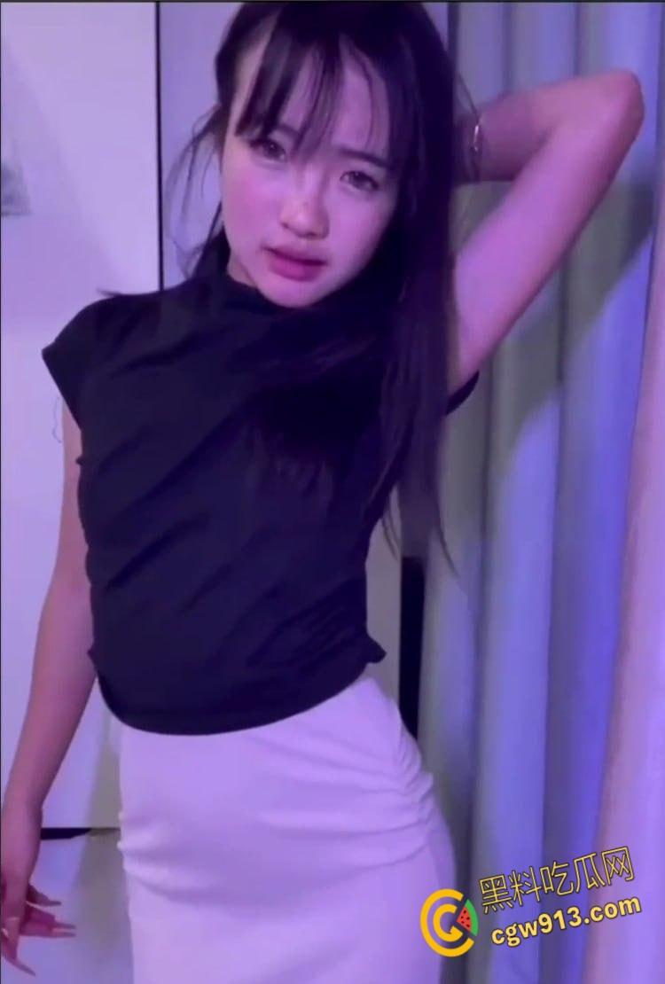 快手网红【牙不齐】，榜一大哥定制私拍，，透明假屌口交自慰，大力抽插粉嫩小穴，淫水四溢狂流！-2