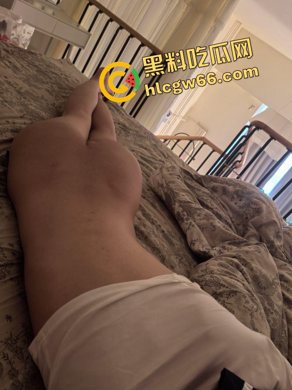 福州最骚反差婊『孙俞』白天装学霸晚上嫩鲍喷水被操翻，边叫边夹射三次，一炮下去榨出整瓶营养快线！-2