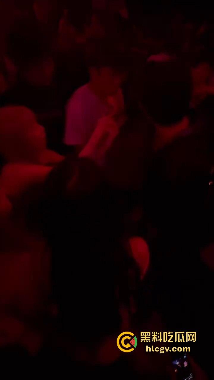 酒吧妹子撩得三舔狗争风吃醋！一人亲一口，舔狗们彻底上头，今夜谁能抱得美人归？-4