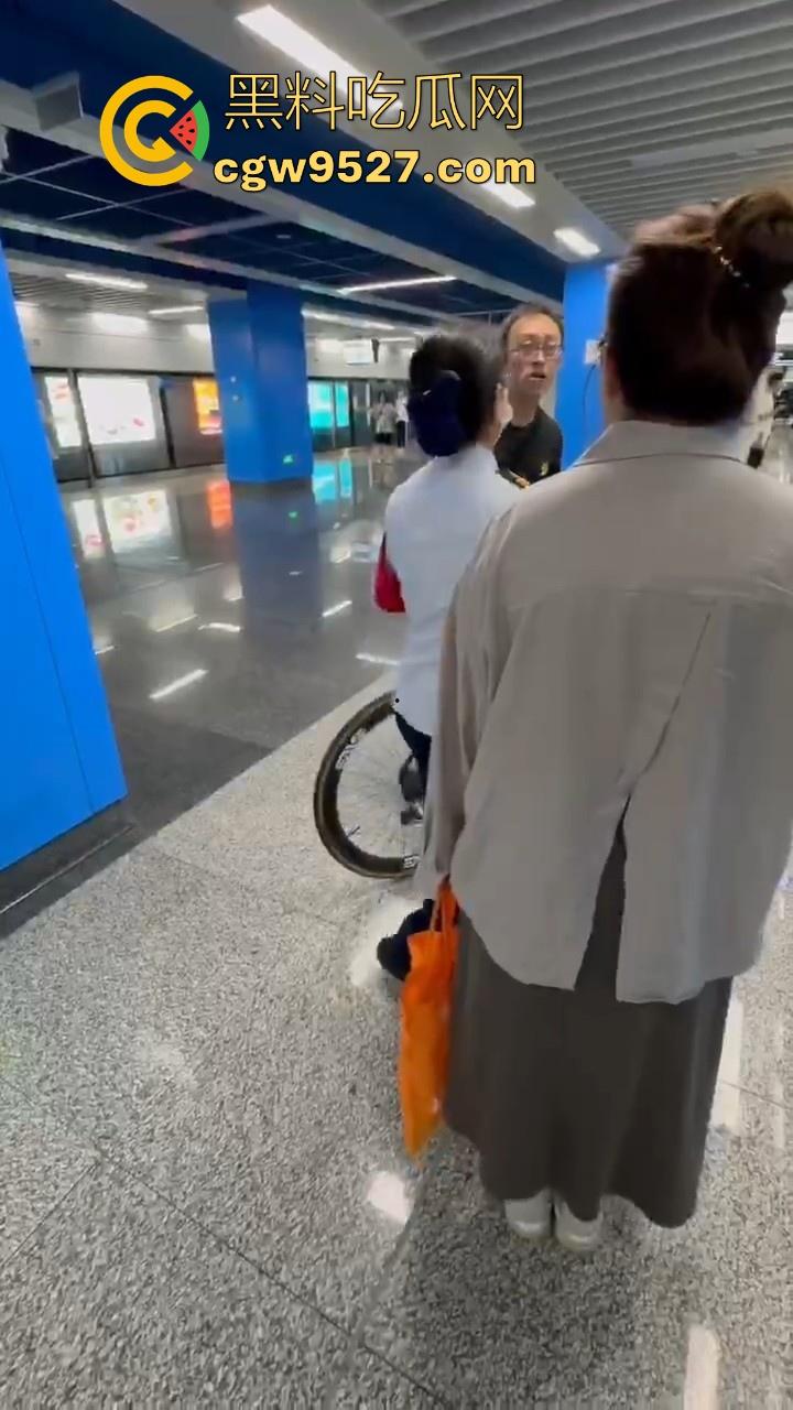 杭州素质眼镜男强行自行车强闯地铁站，工作人员劝解阻挠，全程当没听见，见人就开喷，懂不懂什么叫规定！-3