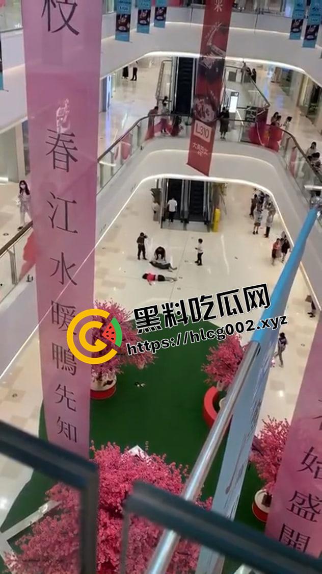 广州环宇城广场跳楼自杀砸伤路人 自杀还要拉垫背的  现场监控视频流出 命真大 啊-1