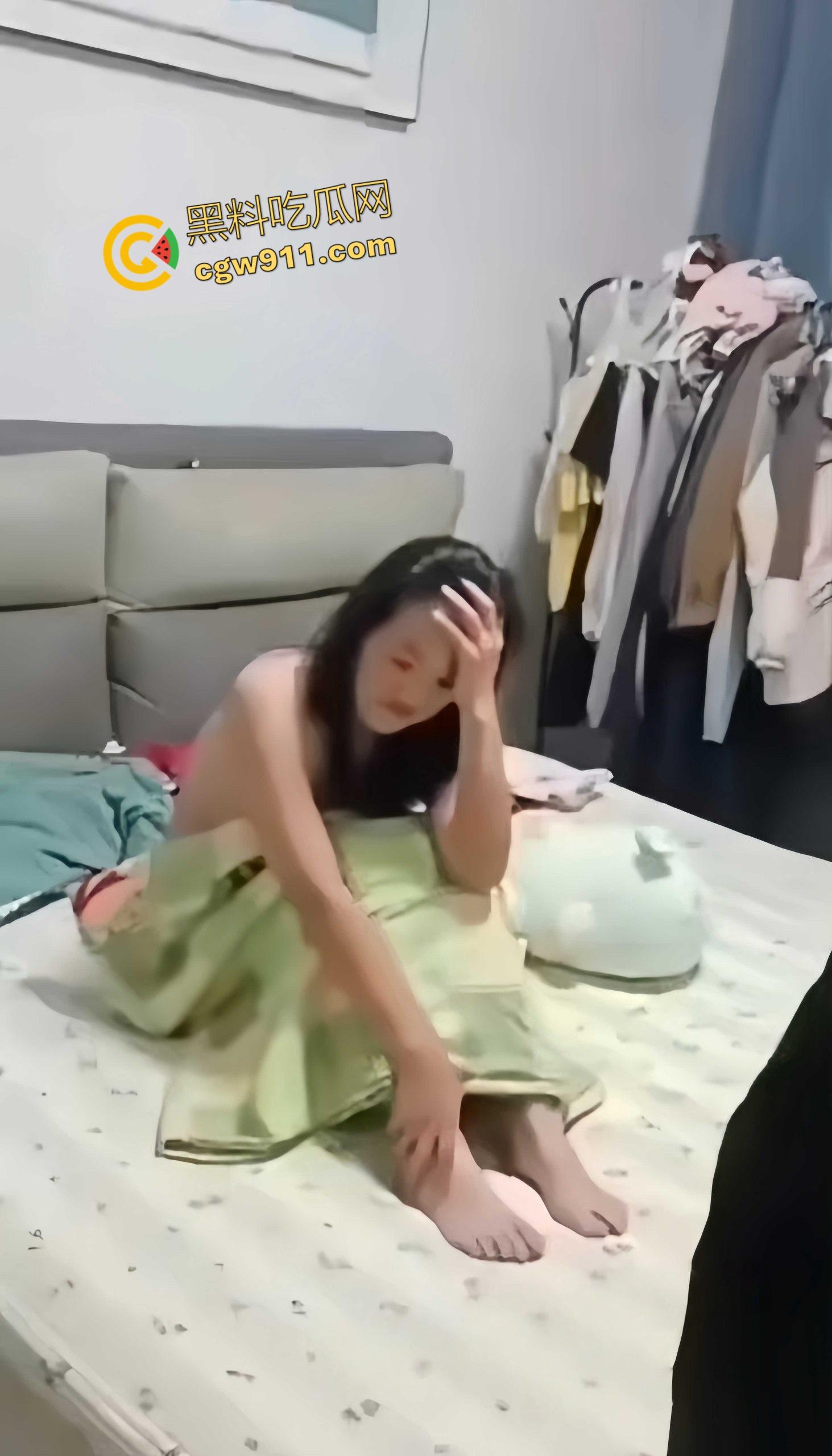 安平公园怡景城小区，当场撞见老公与小三赤身裸体纠缠，现场尴尬混乱不堪，带你直击超火爆的捉奸第一现场！-4