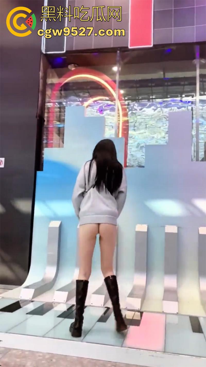 顶级长腿翘臀母狗【露娜000】，超爱露出的极品人妻少妇，美腿白嫩翘臀饱满，这身材真是无敌了啊！-9