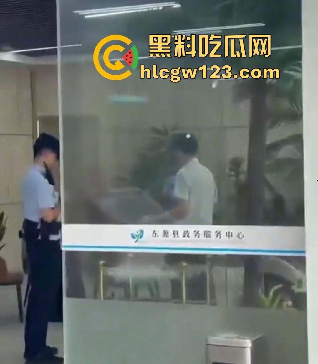 广东东源行政服务中心领导【刘伟途】与女下属车震 被丈夫当场抓奸 视频曝光连衣服都还没来得及穿！-7