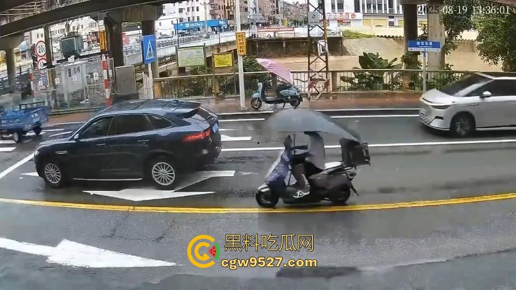 东莞一女司机开车掉河里，车辆像脱缰野马般直冲河中，送医院抢救无效死亡！-3