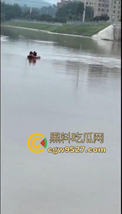 东莞一女司机开车掉河里，车辆像脱缰野马般直冲河中，送医院抢救无效死亡！-7