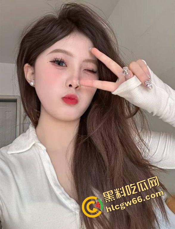 女友闺蜜【赵汝】开档丝袜被中出，御姐脸傻白甜性格，深情舔屌主动骑坐，小穴松垮得像被操穿！-1