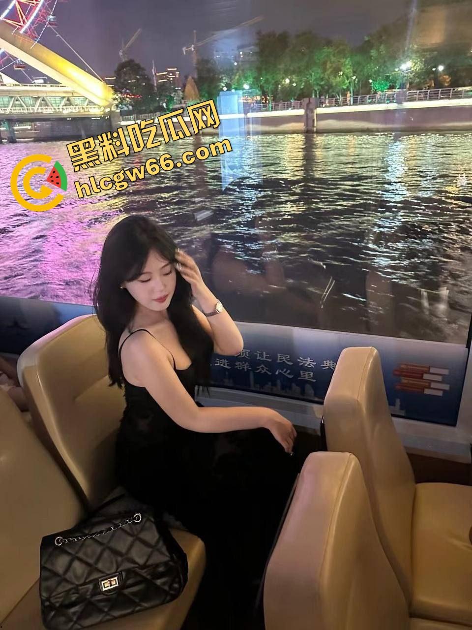 女友闺蜜【赵汝】开档丝袜被中出，御姐脸傻白甜性格，深情舔屌主动骑坐，小穴松垮得像被操穿！-3