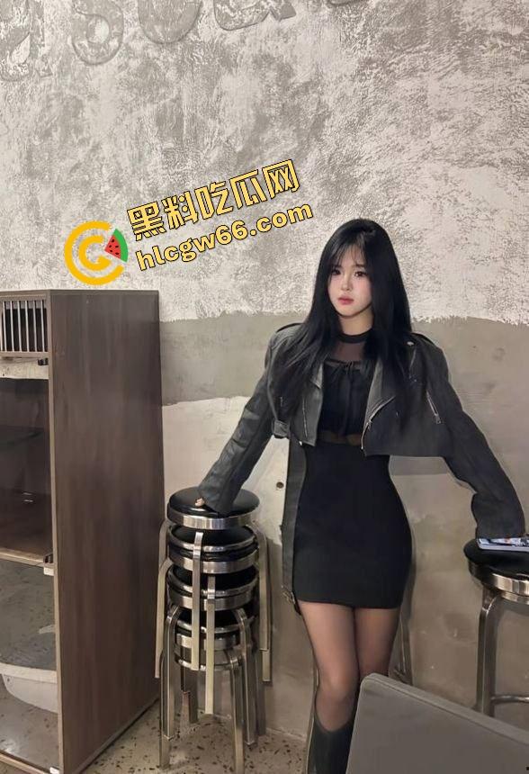 女友闺蜜【赵汝】开档丝袜被中出，御姐脸傻白甜性格，深情舔屌主动骑坐，小穴松垮得像被操穿！-5