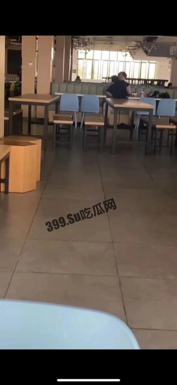 广东金融学院 广金饭堂二楼情侣旁若无人现场做爱-2