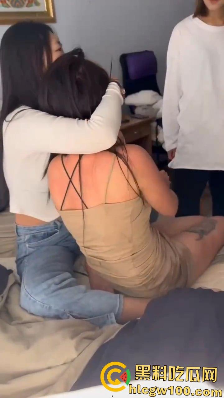 吉林省敦化市精神小妹撕逼，头发满地指甲盖都给周飞了，这小妹真猛啊警棍都抡出来了-5