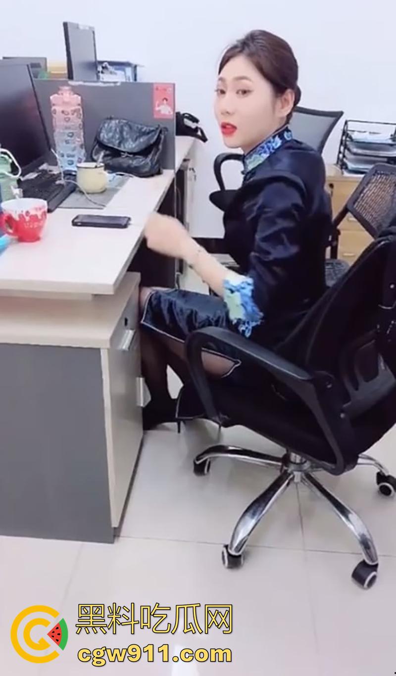 佛山美腿黑丝售楼女销售，被经理潜规则拿下，上班时间盗去厕所啪啪，聊天记录看着就让人血脉喷张！-16