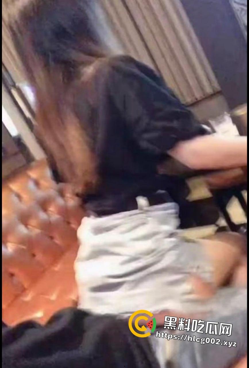 上海魅KTV极品颜值精神小妹与男友疯狂骑乘野战！白嫩的翘臀前后左右上下骑乘超带感！11-5