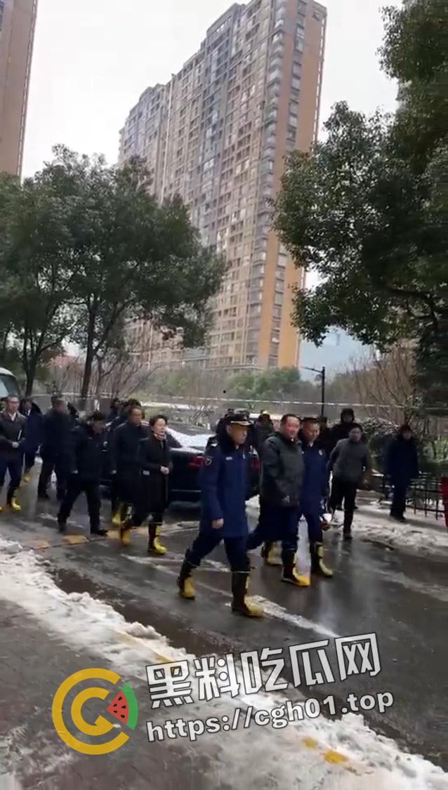 南京小区大火事件！领导视察灾后情况笑容满面离开 引起小区众愤-2