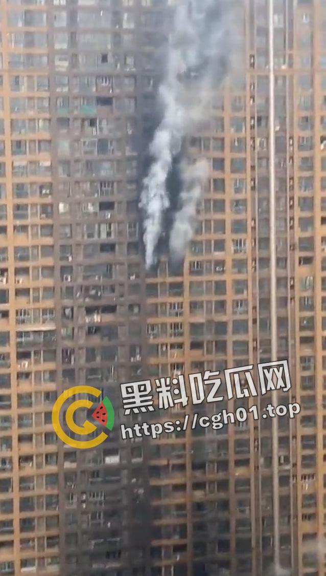 南京小区大火事件！领导视察灾后情况笑容满面离开 引起小区众愤-7