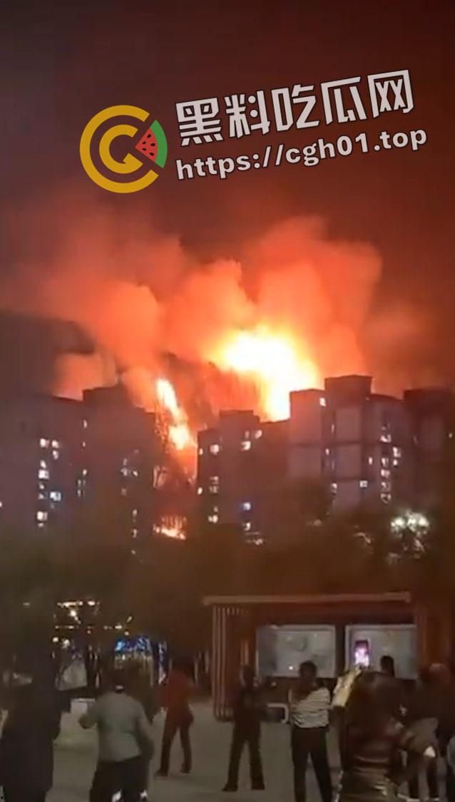 南京小区大火事件！领导视察灾后情况笑容满面离开 引起小区众愤-8