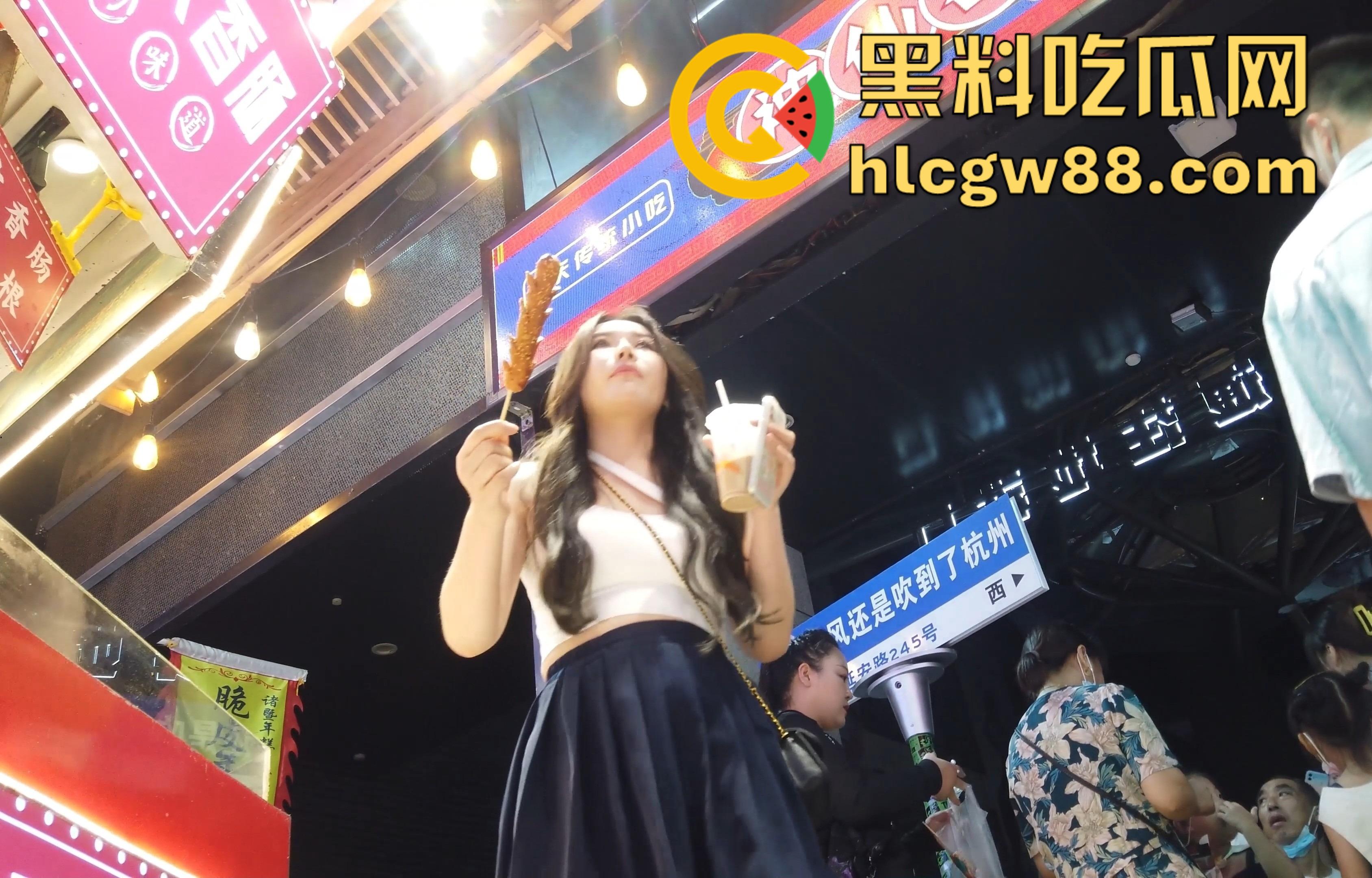 厕抄底大神商场偷拍，洛丽塔JK裙学妹，各种裙底风光，这丁字裤也太骚了，各种户型美穴应有尽有！-12