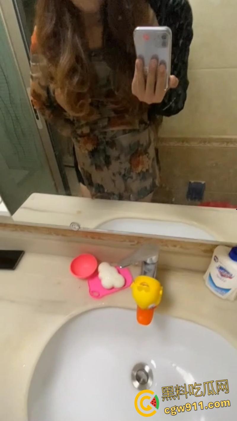 趁妹妹不在家，大姨子穿真空旗袍勾引妹夫，厕所主动跪地口交，镜前后入无套，骑乘内射骚穴 ！-4