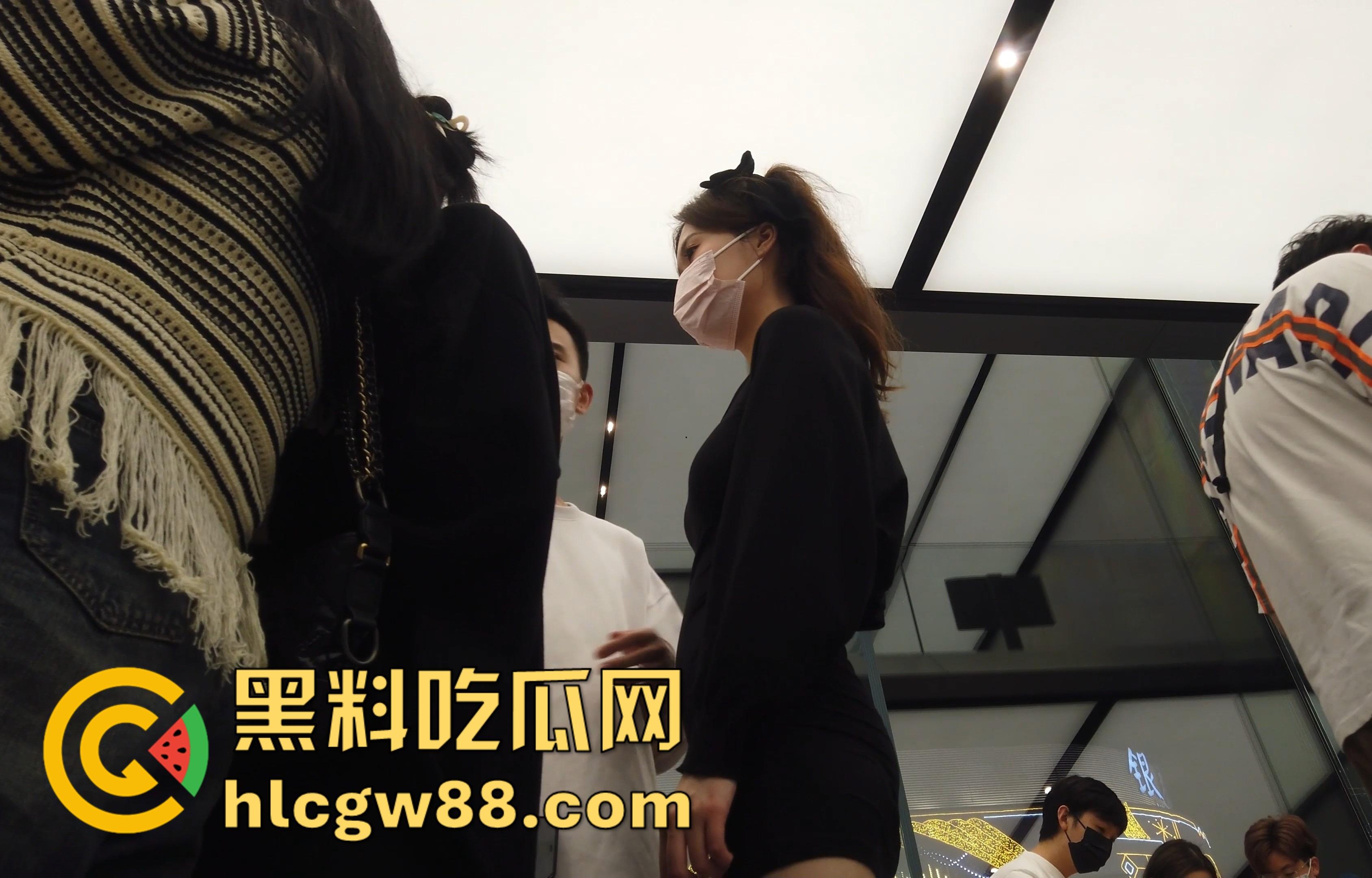 厕抄底大神商场偷拍，洛丽塔JK裙学妹，各种裙底风光，这丁字裤也太骚了，各种户型美穴应有尽有！-16