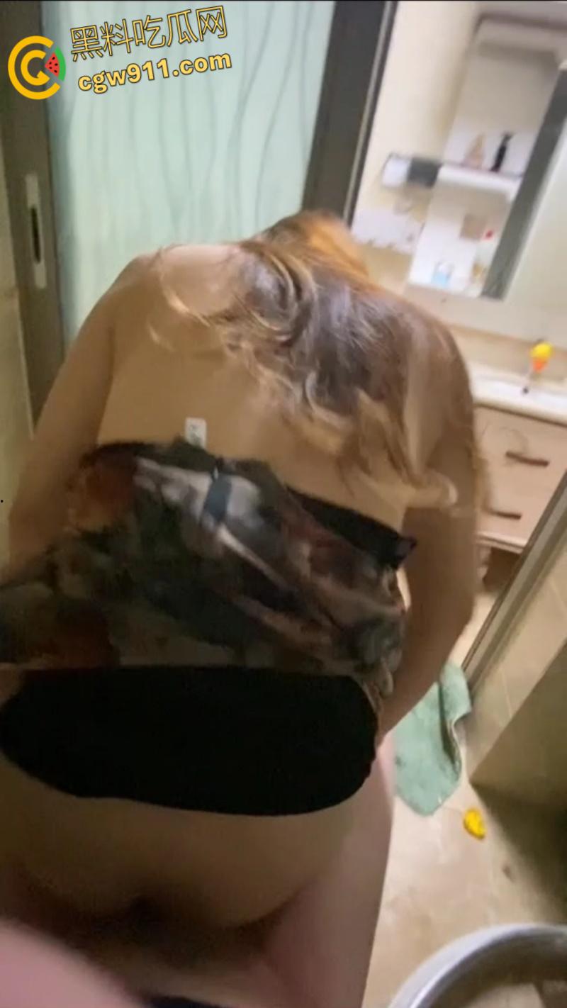 趁妹妹不在家，大姨子穿真空旗袍勾引妹夫，厕所主动跪地口交，镜前后入无套，骑乘内射骚穴 ！-8