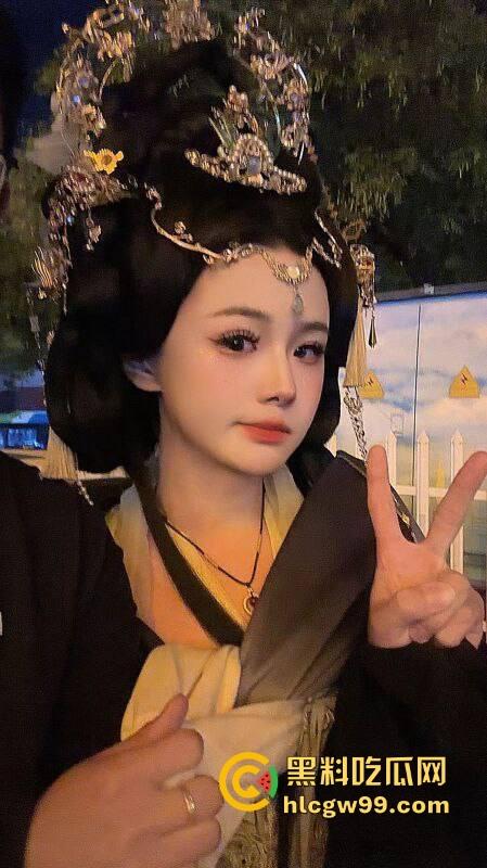 逆天老哥面基大屌萝莉，边爆菊边手淫，一夜大战酣畅淋漓，润滑油整整用了一瓶全见底，这画面太狠了！-10