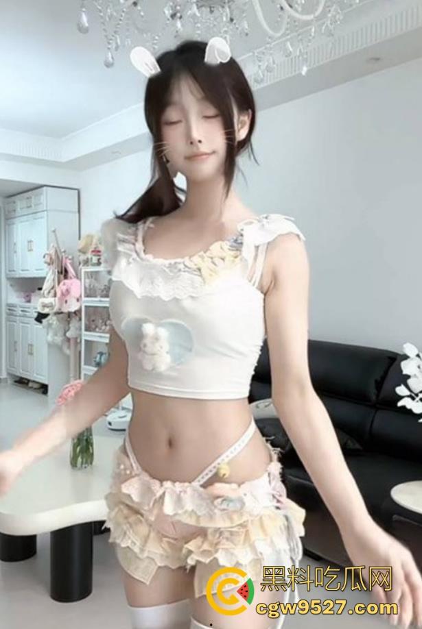 快手可爱网红【小曦】福利私拍曝光，清纯反差骚逼，揉胸扣逼淫荡无比，完美女神被调教成淫骚小母狗！-2