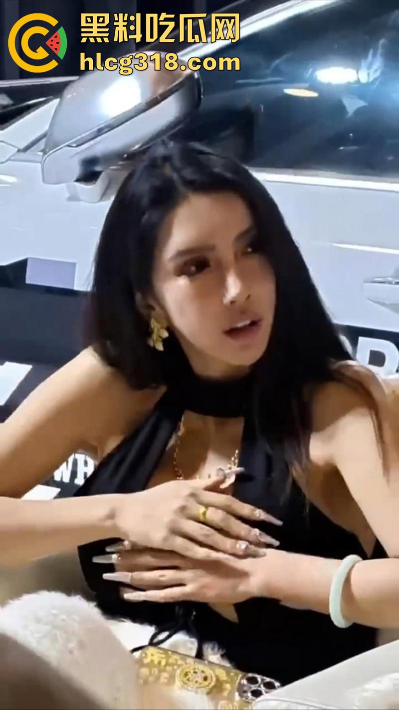 谁去车展是真看车啊？F罩杯巨乳车模女神，衣服勒不住奶意外走光，奶头都被人吃黑了！-8