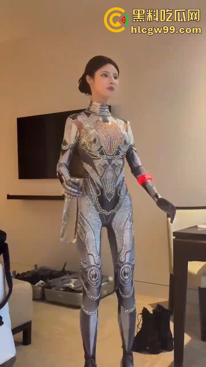 勇敢的人已经提前享受了，机器人不仅能扭秧歌，还能端茶倒水，陪睡开房这颜值不输3000块的外围！-8