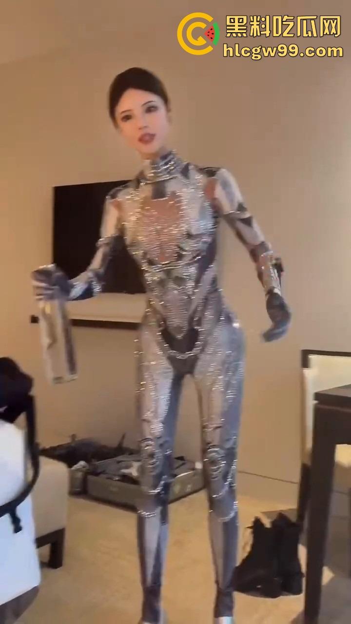 勇敢的人已经提前享受了，机器人不仅能扭秧歌，还能端茶倒水，陪睡开房这颜值不输3000块的外围！-9