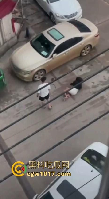 街头白衣猛男当街暴打短裙少妇，猛扯白裙少妇，直接一个过肩摔，把人摔得狗吃屎一样，手中钱散落街头！-2