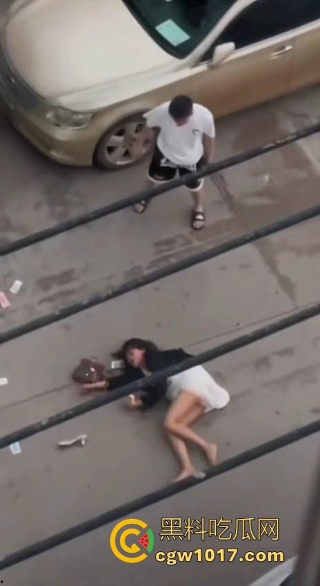 街头白衣猛男当街暴打短裙少妇，猛扯白裙少妇，直接一个过肩摔，把人摔得狗吃屎一样，手中钱散落街头！-5