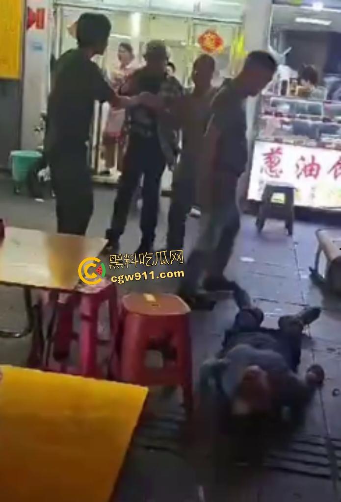 珠海街头美食引发血战KO，头盔哥板凳爆头砸倒对手瞬间昏迷，劝架老大哥摔地膝盖出血！-5