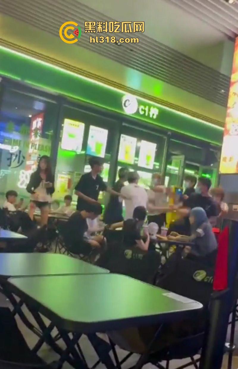 广东汕头精神小伙吃饭发生冲突，双方人马激烈火拼，桌椅板凳齐上阵，上演现实版古惑仔！-6