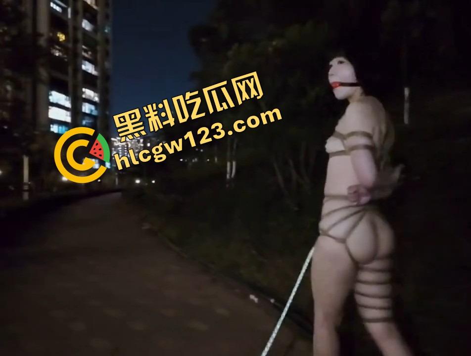 小仙女反向遛狗现场曝光，项圈戴自己脖子上被狗拽着跑，香菜生吃配狗粮，真把自己当狗了？-10