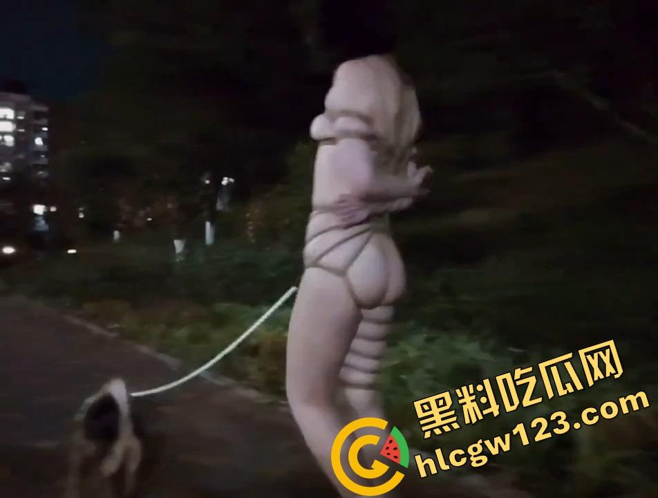小仙女反向遛狗现场曝光，项圈戴自己脖子上被狗拽着跑，香菜生吃配狗粮，真把自己当狗了？-12