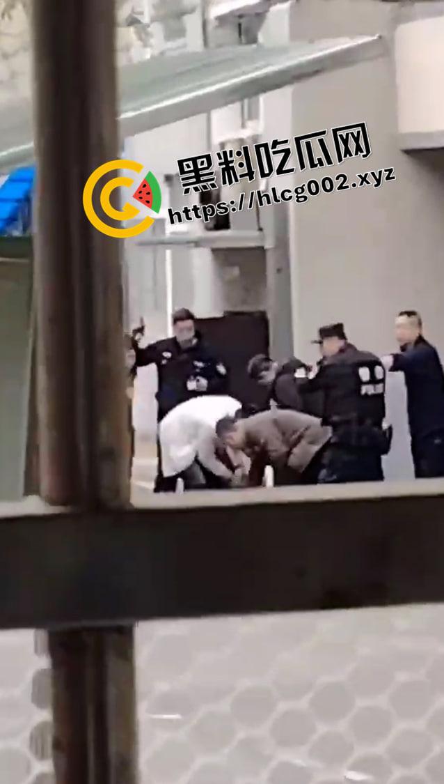 沈阳铁西芭提雅男子连砍9人 杀人后淡定逃离 现场血流满地 现场视频流出 前排吃瓜-8