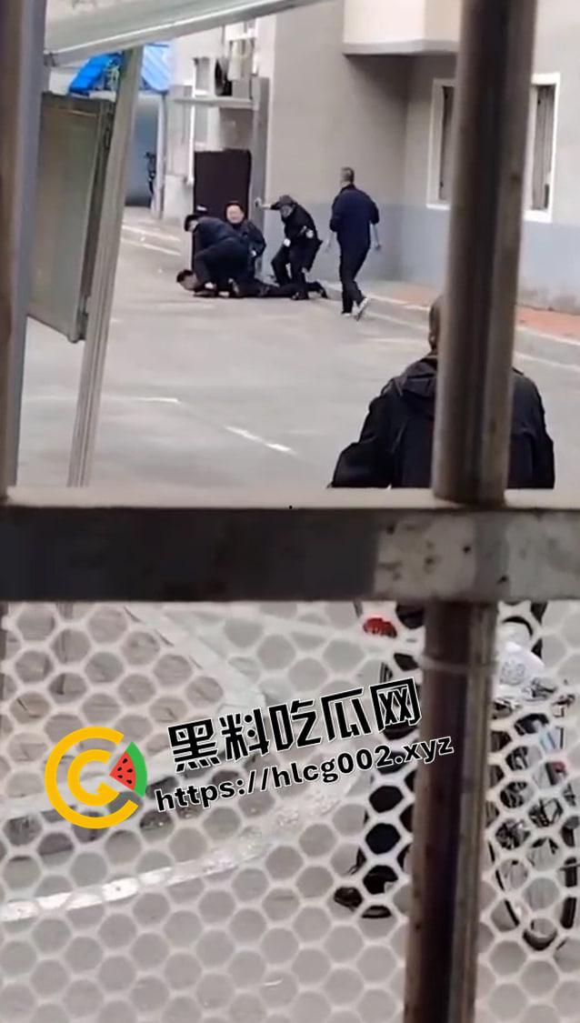 沈阳铁西芭提雅男子连砍9人 杀人后淡定逃离 现场血流满地 现场视频流出 前排吃瓜-10