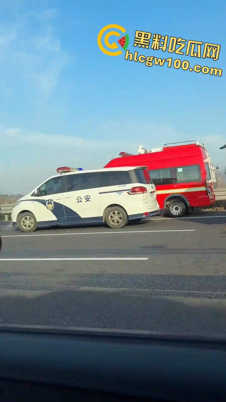 揪心！沪昆高速惊现超级追尾，几十辆车 “叠罗汉”，多辆货车车头被挤压成铁饼-3