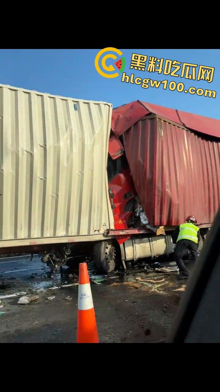 揪心！沪昆高速惊现超级追尾，几十辆车 “叠罗汉”，多辆货车车头被挤压成铁饼-4