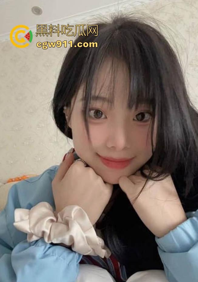 武汉大学研究生【李文怡】清纯书卷气下藏着火爆骚魂，露脸69调情撩拨心弦，多姿势猛操浪叫震天！-1