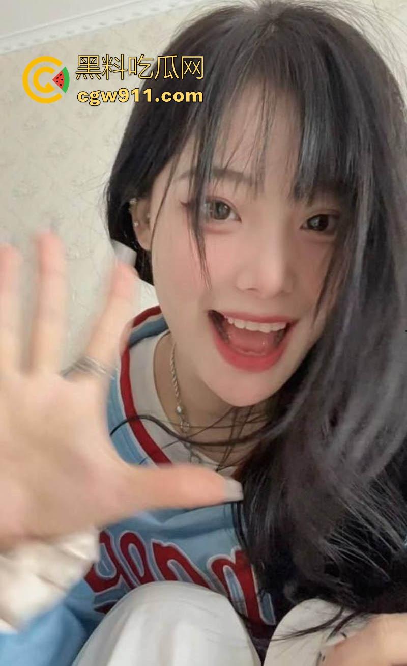 武汉大学研究生【李文怡】清纯书卷气下藏着火爆骚魂，露脸69调情撩拨心弦，多姿势猛操浪叫震天！-4