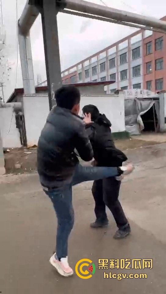 山东临沂孔孟之乡变菜鸡互啄场，两男因超车打成泥脸怪！-2